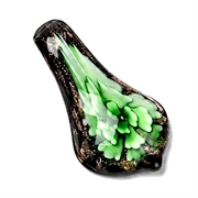 Glasvedhæng. Dråbe-blad med guldstøv og blomst. 56 mm. Grøn